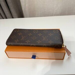 Louis Vuitton Zippy Wallet – Monogram Canvas – Like New – Box Included